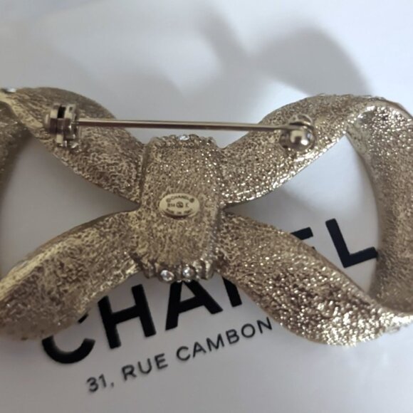 Gorgeous Authentic Classic CC Bow Crystal Brooch - Picture 8 of 8